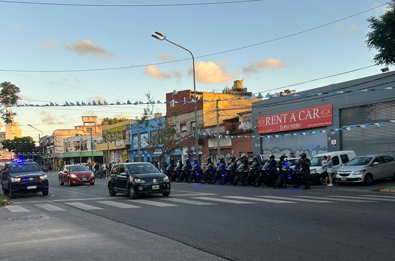 Vicente López: Fuerza de choque de la intendenta Soledad Martínez reprimió a vecinos en"Corzo de Murgas Unidas"