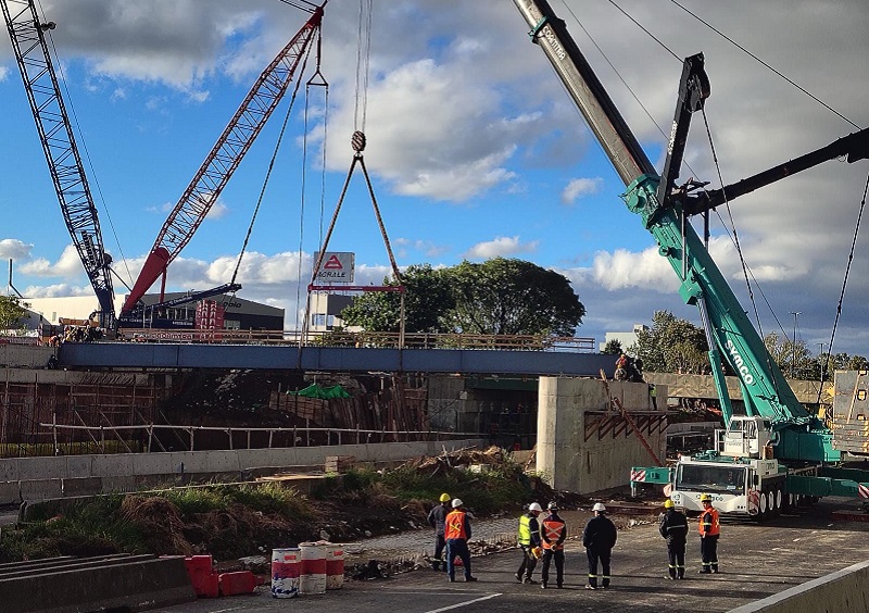 Reabrió la Autopista Dellepiane en ambos sentidos tras montar dos nuevos puentes