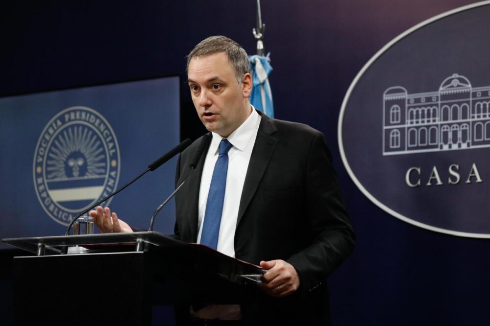 Reapareció Manuel Adorni atacó a periodistas “No tengo nada que esconder”