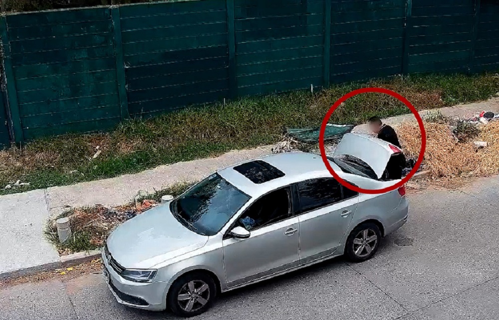 Un hombre multado por tirar basura en la calle en San Miguel