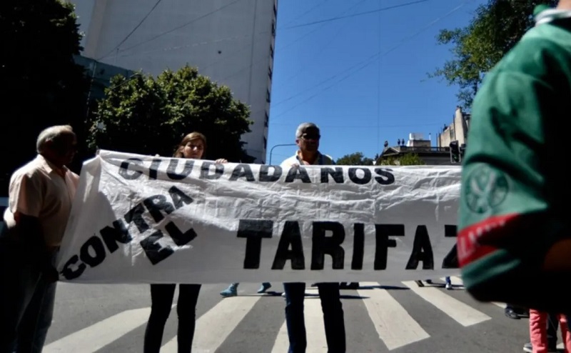 Un informe advierte que las tarifas subieron hasta 605% y superaron ampliamente a los salarios