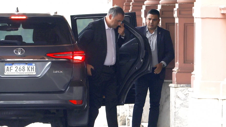 Vecinos de Adorni, acusan que usa autos oficiales para las compras y lo escrachan en el Country