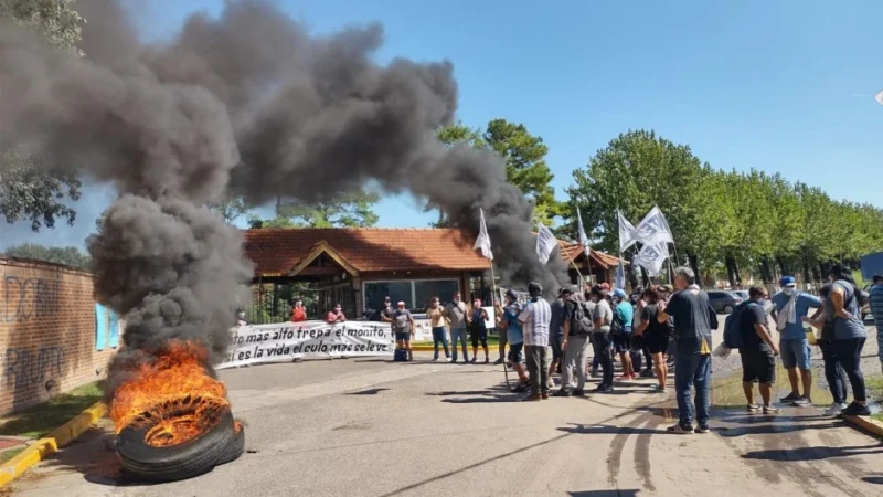 Vecinos de Adorni, acusan que usa autos oficiales para las compras y lo escrachan en el Country