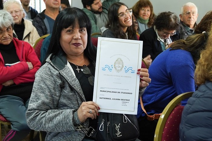 68 familias de Ituzaingó recibieron las escrituras de sus viviendas