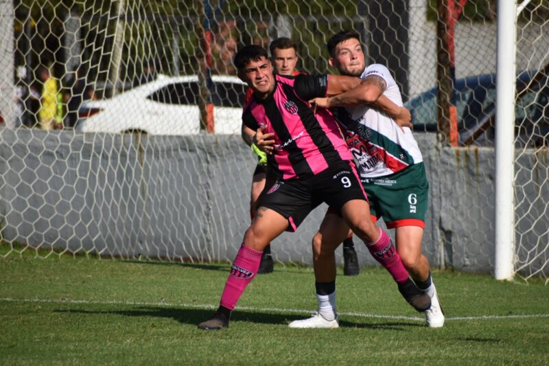 Atlético Escobar logró su primer punto en el Federal tras empatar contra Sportivo Las Parejas