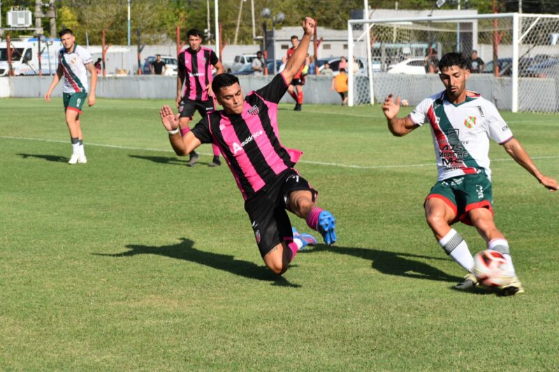 Atlético Escobar logró su primer punto en el Federal tras empatar contra Sportivo Las Parejas