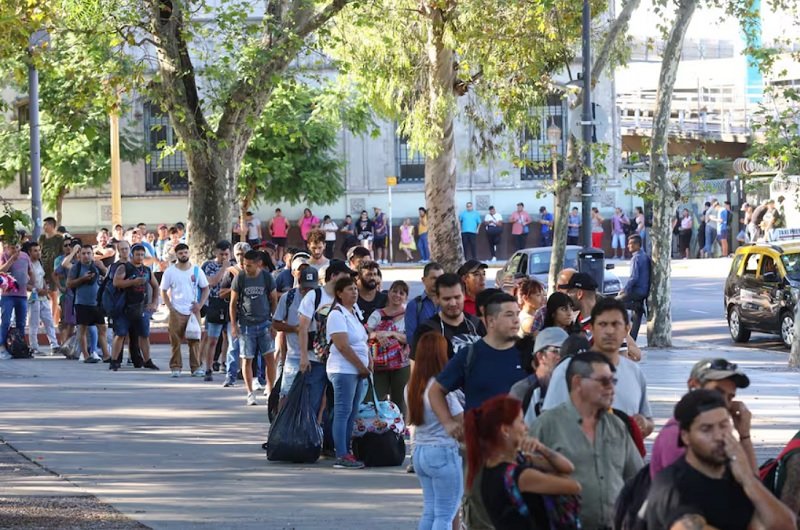 Las empresas de colectivos exigen subas del 100% para retomar los servicios