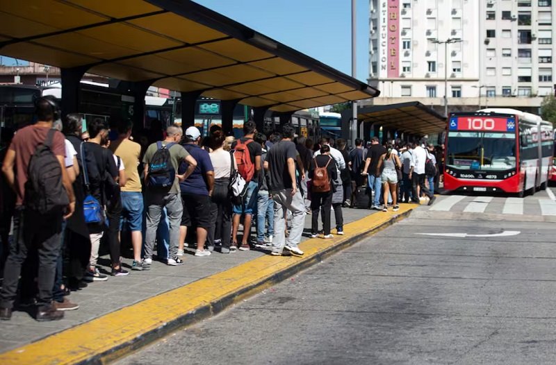 Las empresas de colectivos exigen subas del 100% para retomar los servicios