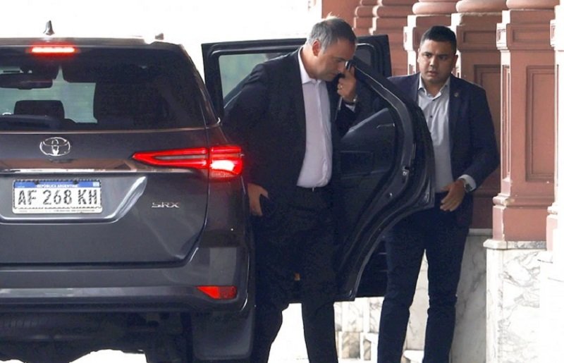 Declaro la escribana y dijo que no sabe de dónde sacó Adorni la plata