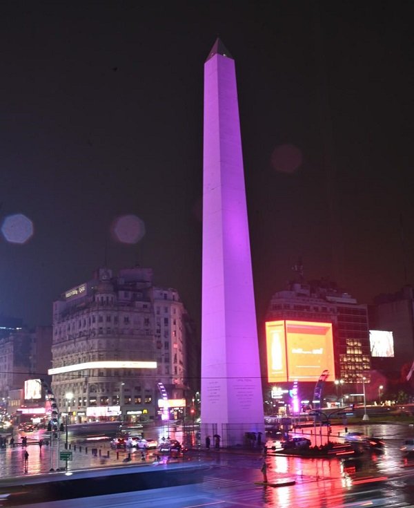 El Obelisco se ilumina de violeta para festejar la clasificación de un equipo argentino al mundial de Counter-Strike