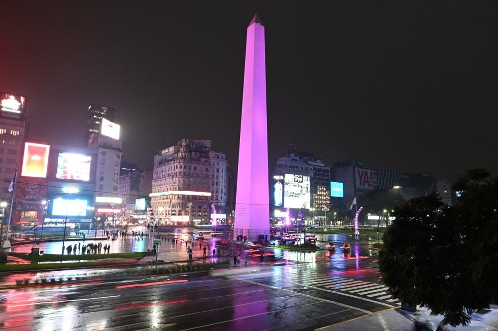 El Obelisco se ilumina de violeta para festejar la clasificación de un equipo argentino al mundial de Counter-Strike