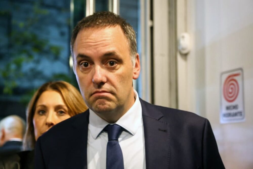 Adorni: El hijo de la jubilada confirmó que hay un pago extra en negro de US$65.000