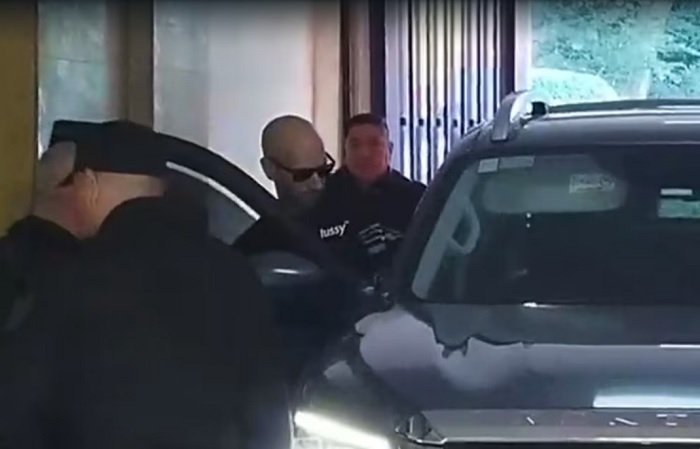 Adorni: El hijo de la jubilada confirmó que hay un pago extra en negro de US$65.000