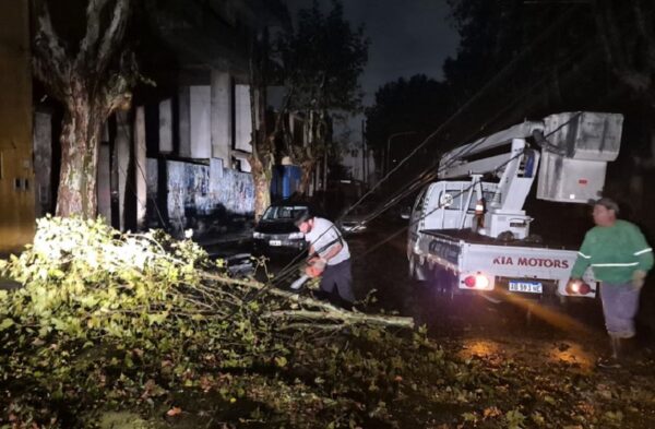 Fuerte tormenta en Escobar ráfagas de hasta 90kmh y operativos en todo el distrito