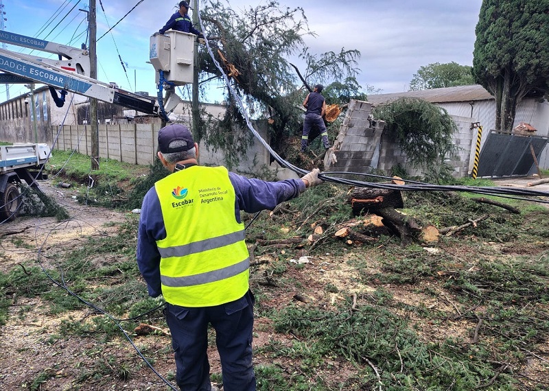 Fuerte tormenta en Escobar ráfagas de hasta 90kmh y operativos en todo el distrito