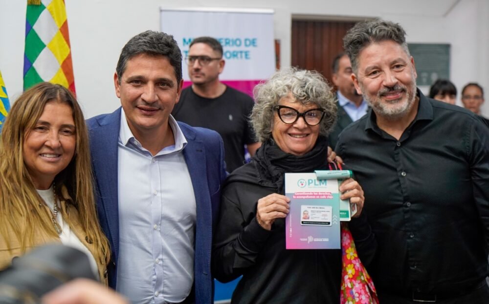 Gustavo Menéndez y Martín Marinucci entregaron Pases Libres en Merlo