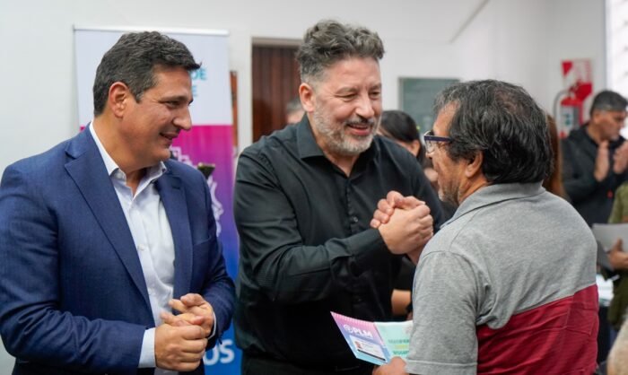 Gustavo Menéndez y Martín Marinucci entregaron Pases Libres en Merlo