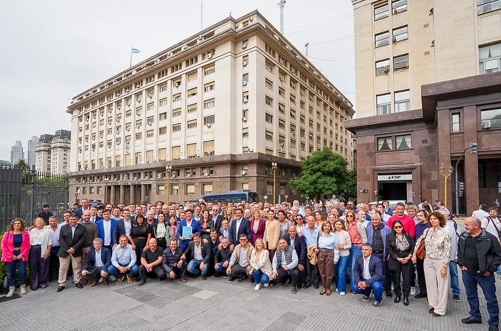Intendentes de la Provincia y el país le reclamaron a Milei que baje la nafta y reactive las obras