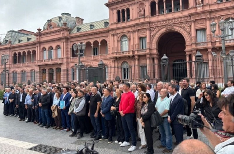 Intendentes de la Provincia y el país le reclamaron a Milei que baje la nafta y reactive las obras