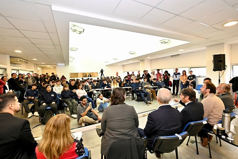 Kicillof participó de una charla con estudiantes sobre las políticas económicas de la dictadura militar