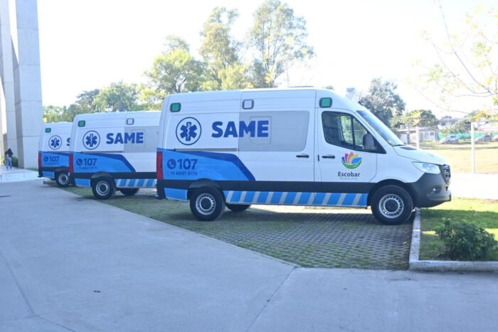 La Municipalidad entregó tres nuevas ambulancias al Hospital del Bicentenario y un aporte económico a su cooperadora