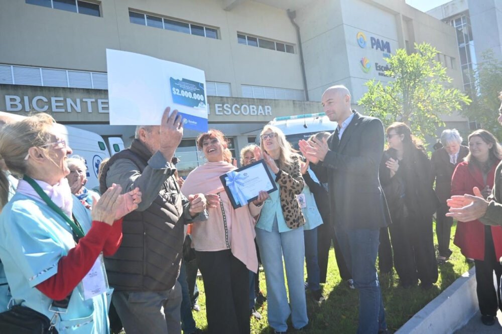 La Municipalidad entregó tres nuevas ambulancias al Hospital del Bicentenario y un aporte económico a su cooperadora