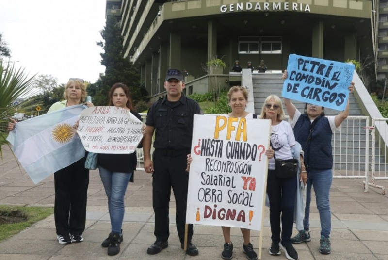 Las cinco fuerzas protestaron por bajos salarios