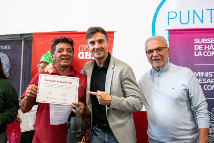 Lucas Ghi entregó subsidios para mejoras habitacionales a familias del distrito