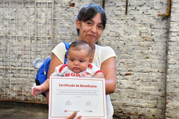 Lucas Ghi entregó subsidios para mejoras habitacionales a familias del distrito