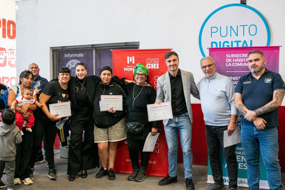 Lucas Ghi entregó subsidios para mejoras habitacionales a familias del distrito