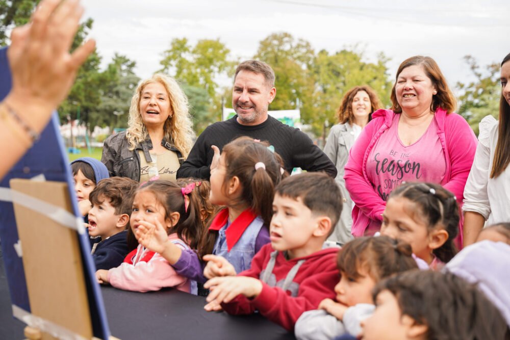Pablo Descalzo encabezó la entrega de juegos y materiales didacticos a Jardines de Ituzaingó