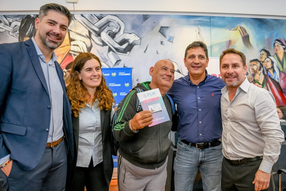 Pablo Descalzo y Martín Marinucci, entregaron 400 Pases Libre Multimodal a personas con discapacidad y trasplantadas