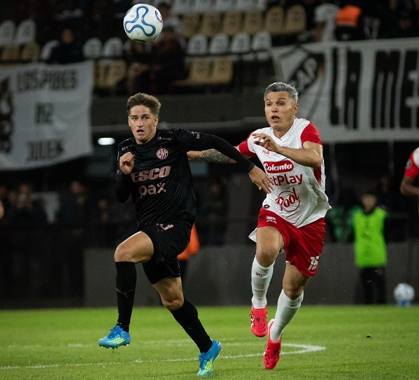 Platense derrotó a Independiente Santa Fe y esta en zona de clasificación de la Libertadores