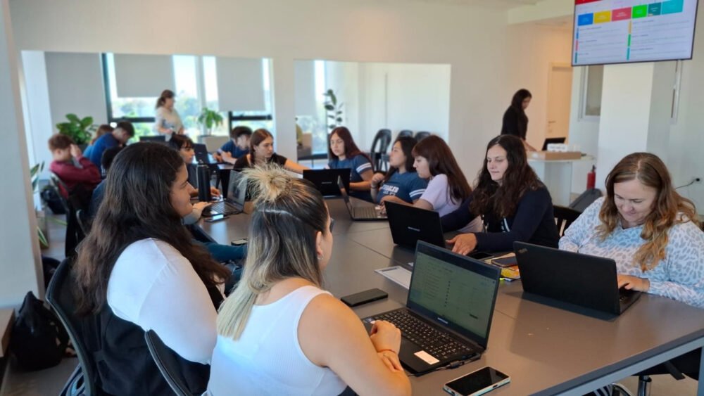 Polo FlyTech: decenas de jóvenes se capacitan en habilidades digitales y emprendimientos