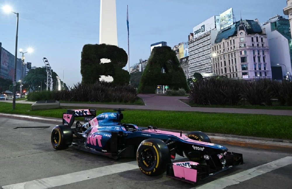 Presentaron en el Obelisco el auto de Fórmula 1 que usará mañana Franco Colapinto en Palermo