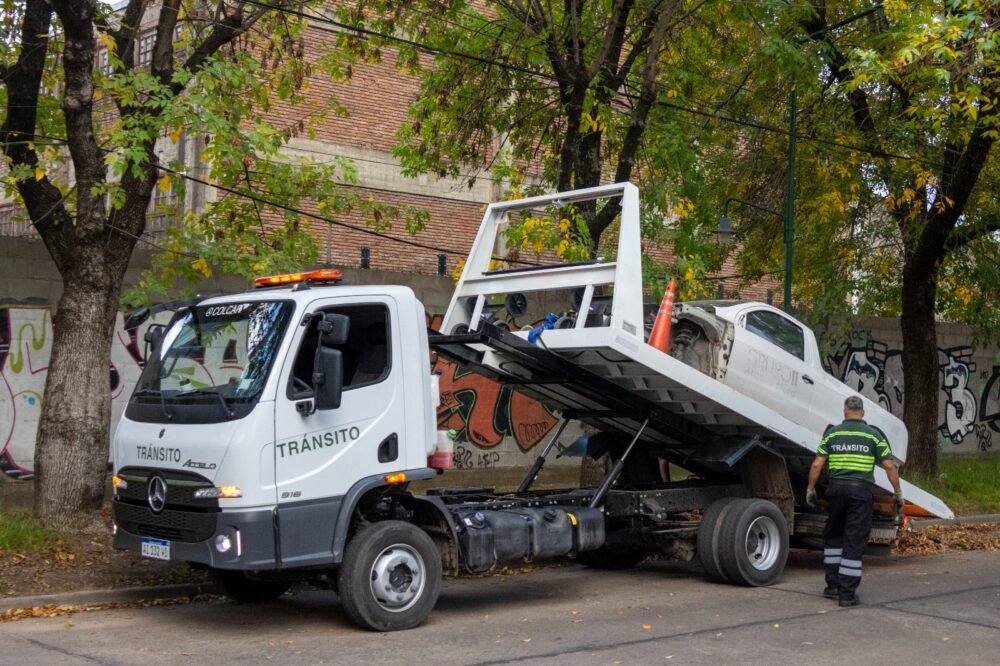 San Isidro amplía su flota de grúas y refuerza controles en la vía pública para retirar autos abandonados