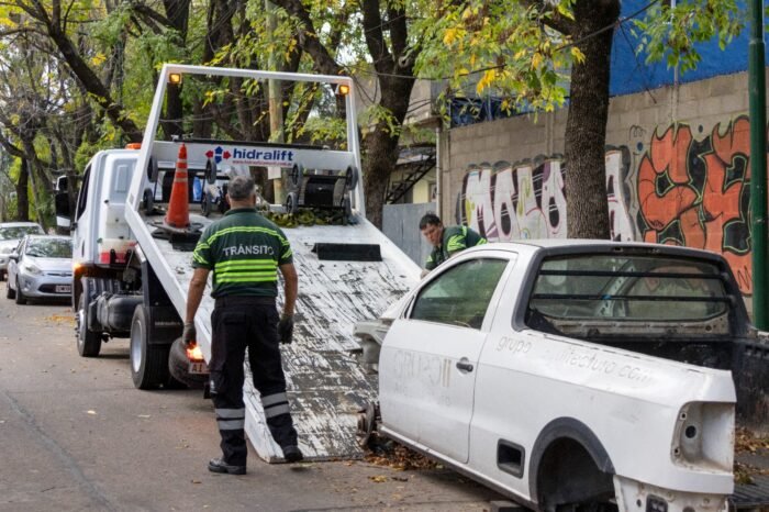 San Isidro amplía su flota de grúas y refuerza controles en la vía pública para retirar autos abandonados