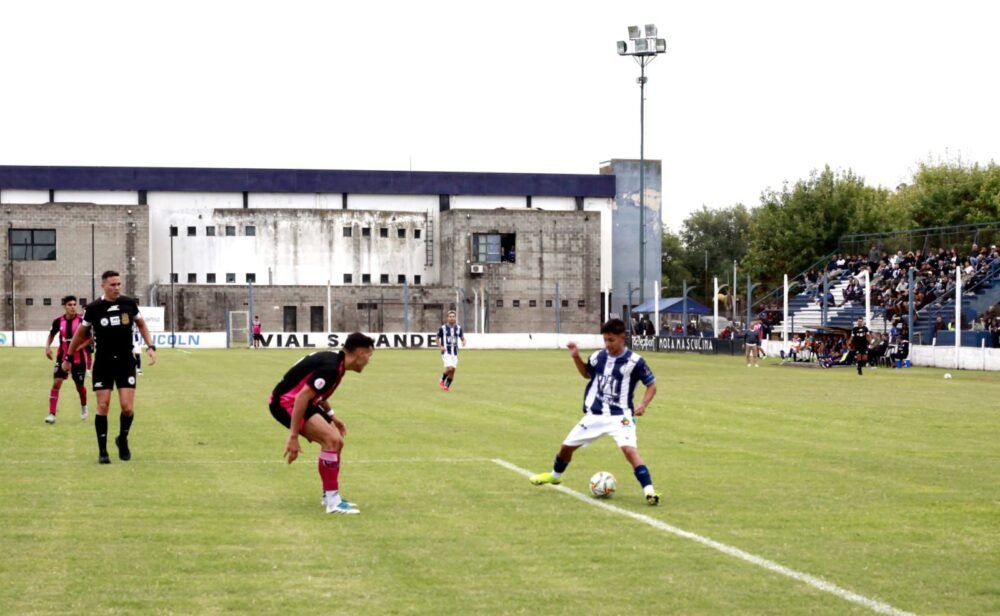Un pálido Atlético Escobar perdió 2 a 1 ante El Linqueño