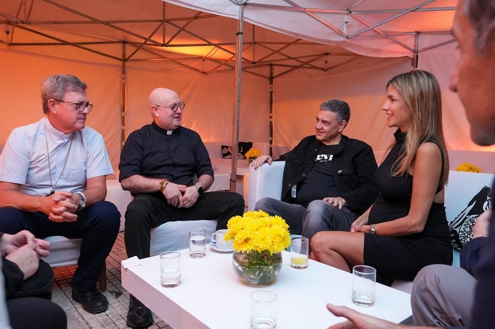 Una multitud recordó al Papa Francisco y la Plaza de Mayo fue una fiesta techno con el show del padre DJ