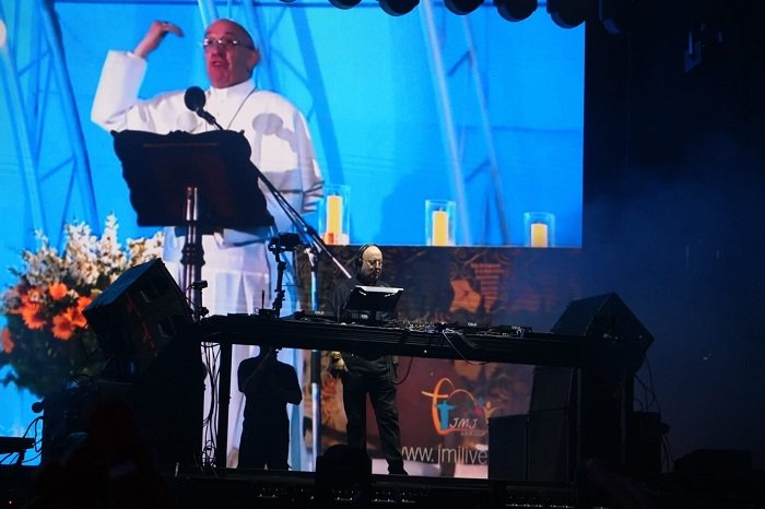 Una multitud recordó al Papa Francisco y la Plaza de Mayo fue una fiesta techno con el show del padre DJ