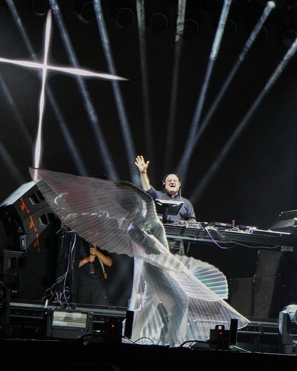 Una multitud recordó al Papa Francisco y la Plaza de Mayo fue una fiesta techno con el show del padre DJ