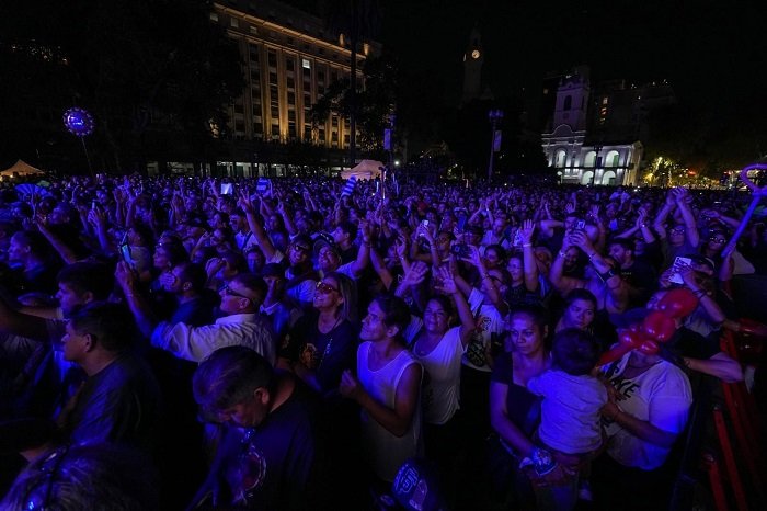 Una multitud recordó al Papa Francisco y la Plaza de Mayo fue una fiesta techno con el show del padre DJ
