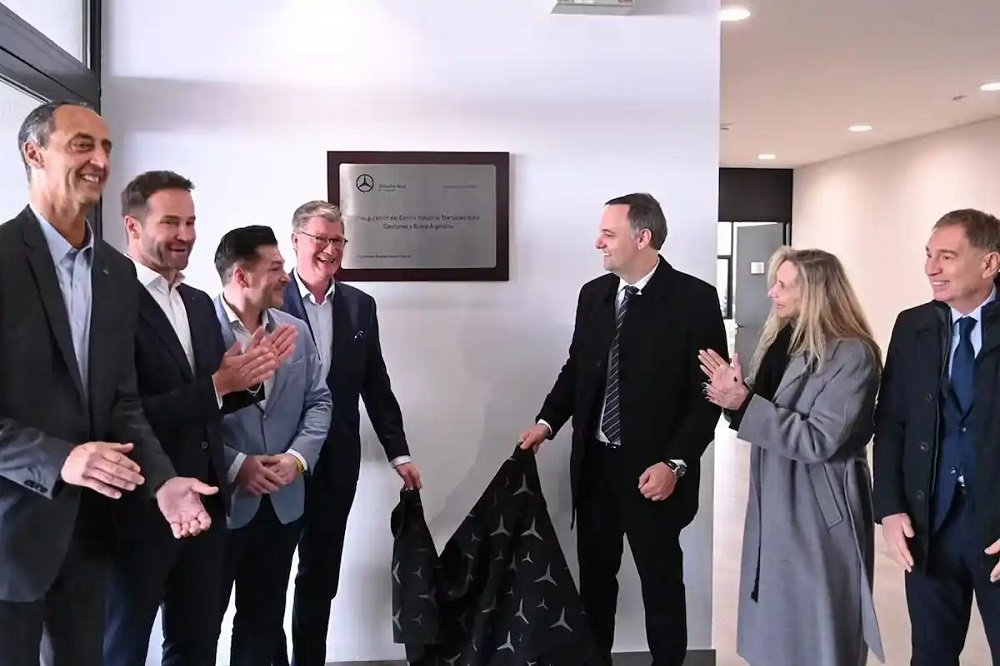 Mercedes Benz Camiones y Buses inauguro su planta en Zárate, Con Adorni y Karina Milei