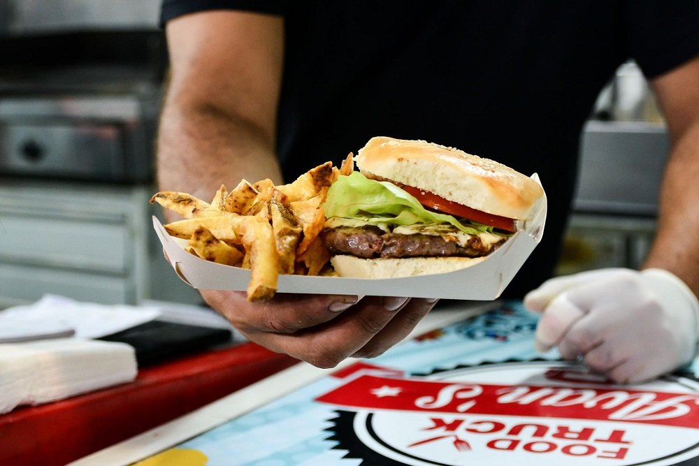 El jueves 28, el Día de las Hamburguesas llega a Escobar con precios especiales y combos irresistibles