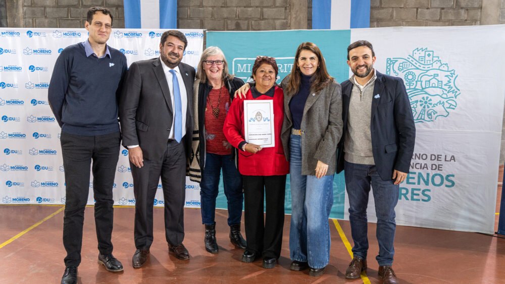 Fernández y Mena entregaron más de mil escrituras a familias de Moreno