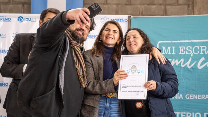 Fernández y Mena entregaron más de mil escrituras a familias de Moreno