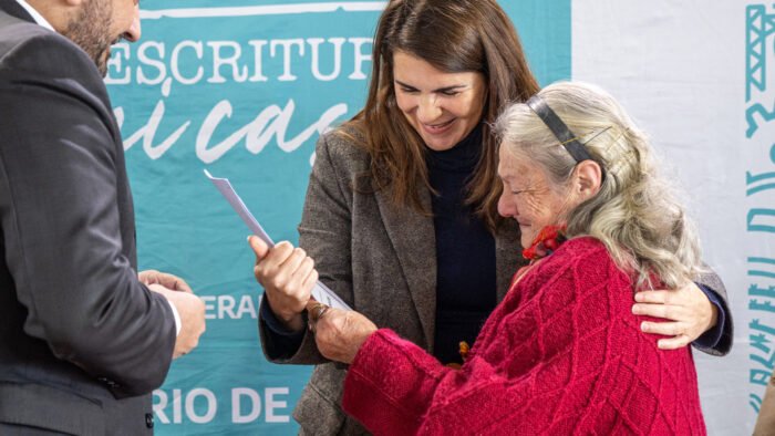 Fernández y Mena entregaron más de mil escrituras a familias de Moreno