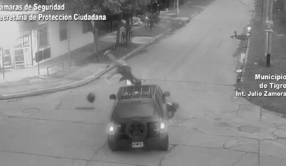 Fuerte accidente entre una moto y un auto en General Pacheco