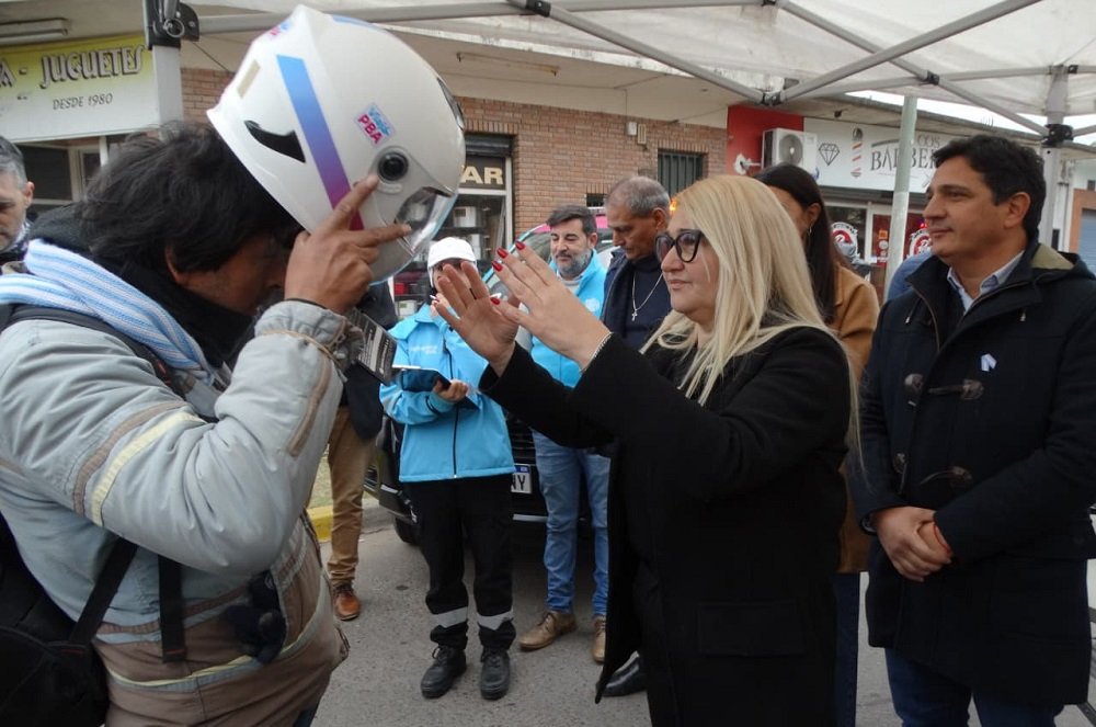 José C. Paz: Operativo con entrega de pases libres multimodales y cascos de seguridad vial