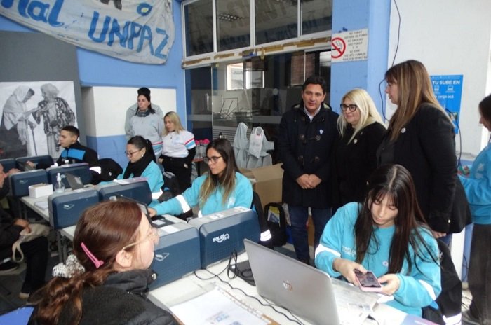 José C. Paz: Operativo con entrega de pases libres multimodales y cascos de seguridad vial